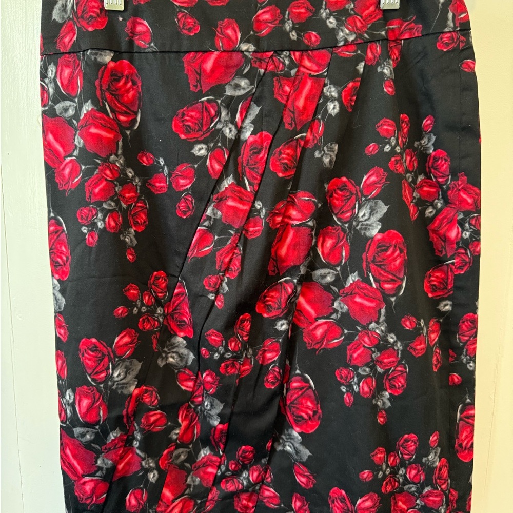 Womens Skirt White House Black Market Red Roses Floral Pleated Sz 4